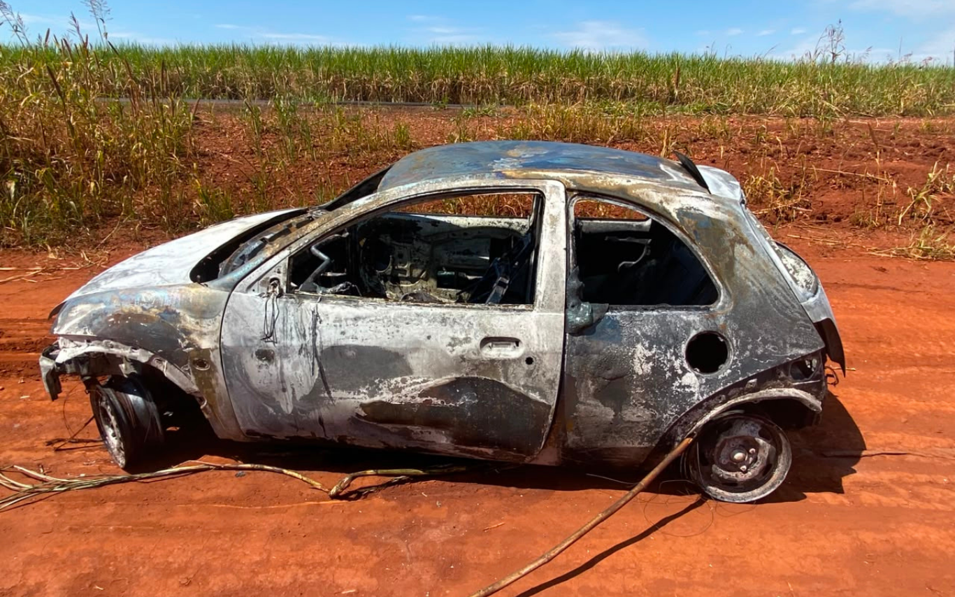 Carro pega fogo após sair da pista e duas professoras ficam feridas na MGC-497 em Iturama