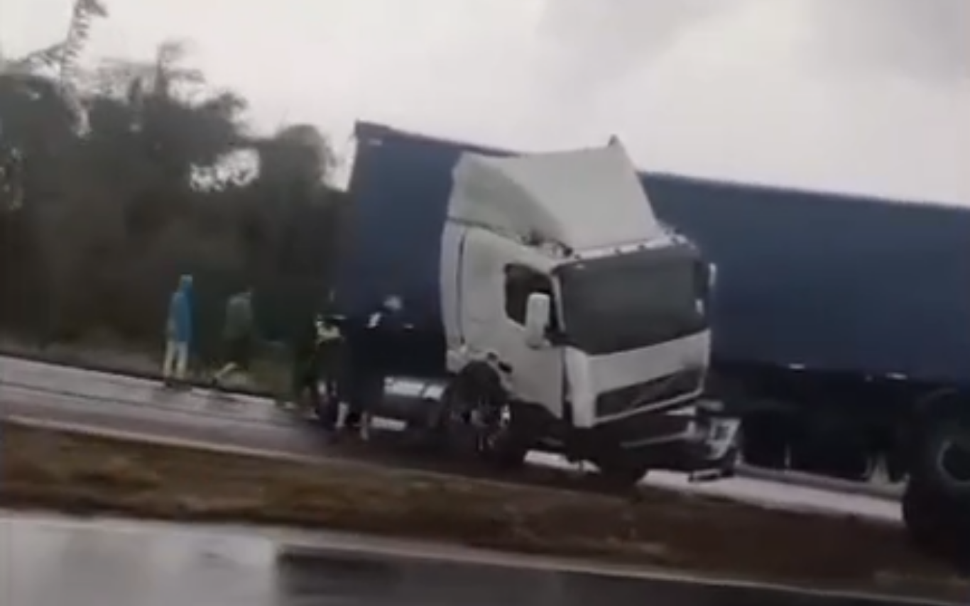 Carreta dá "L" e interdita BR-153 entre Centralina e Canápolis