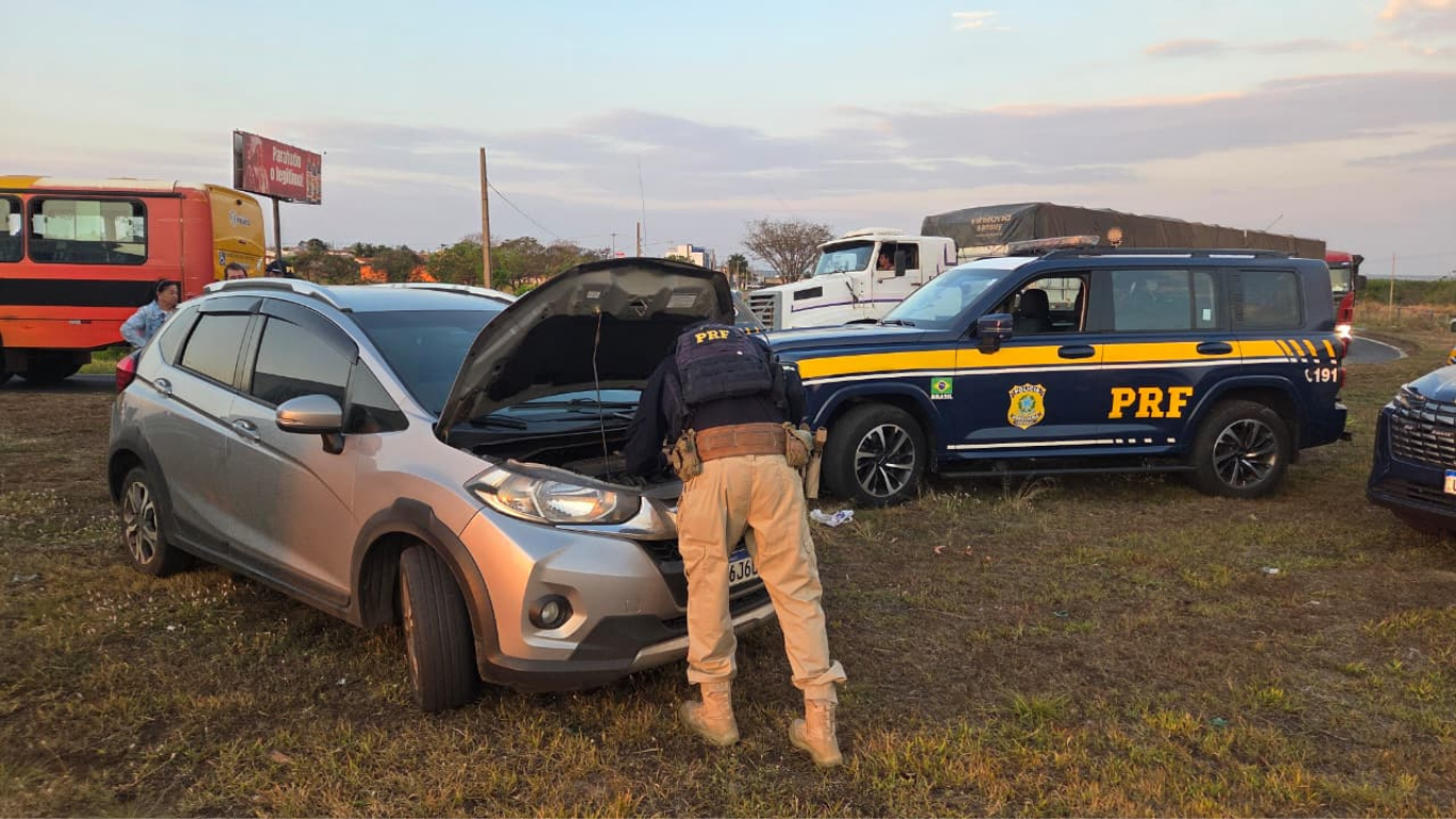 PRF apreende carro clonado e prende idoso na BR-365, em Uberlândia