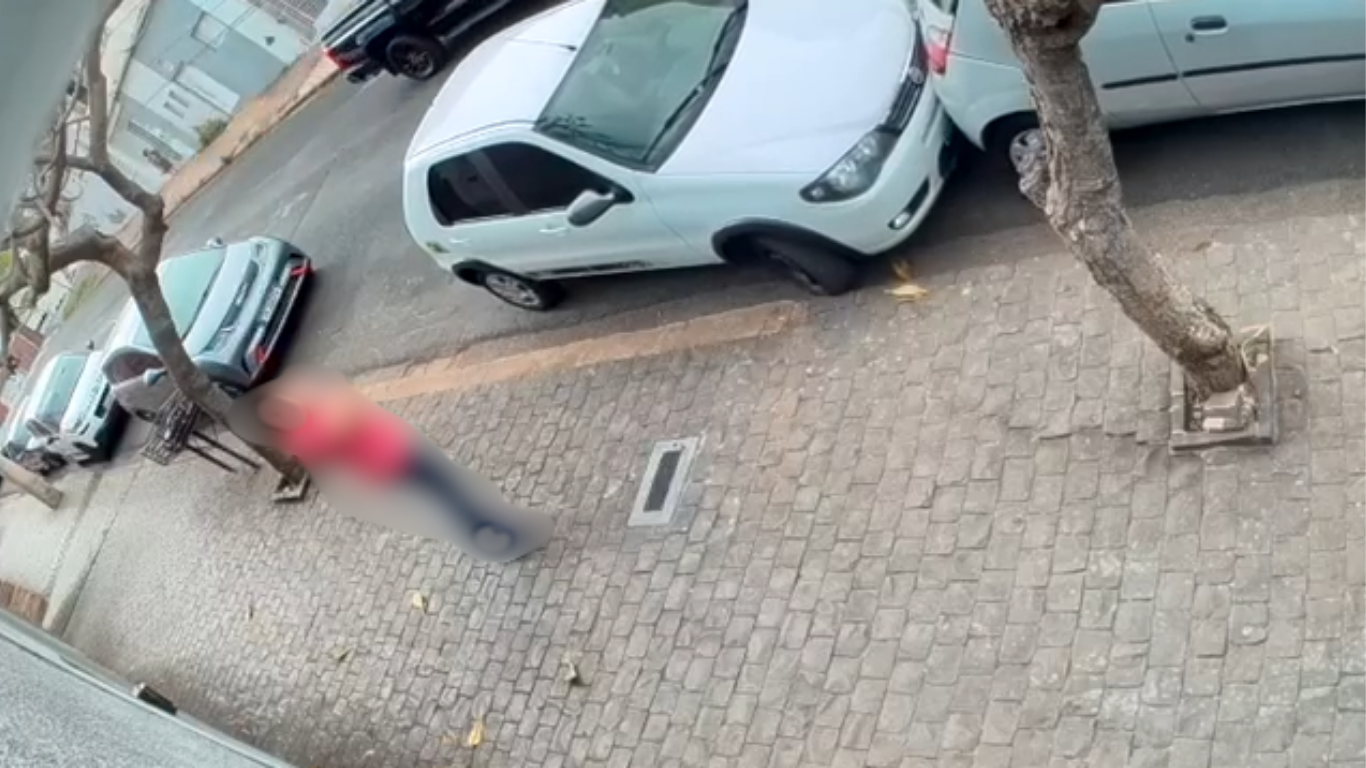 Motorista bate em carro estacionado com ajuda de "flanelinha" e foge sem deixar contato em Uberlândia