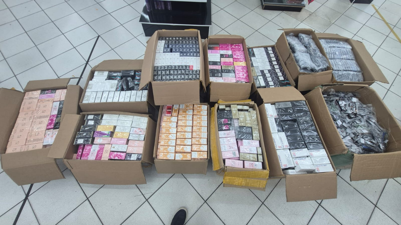 Procon-MPMG apreende mais de 5,5 mil perfumes falsificados e óculos sem receita em loja de Uberaba