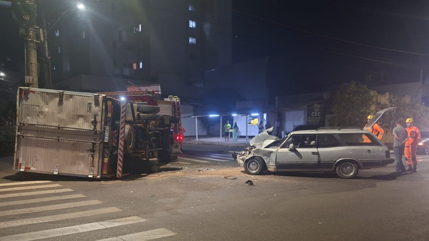 Caminhão-baú tomba após colisão com carro e causa vazamento de combustível no Centro de Araguari