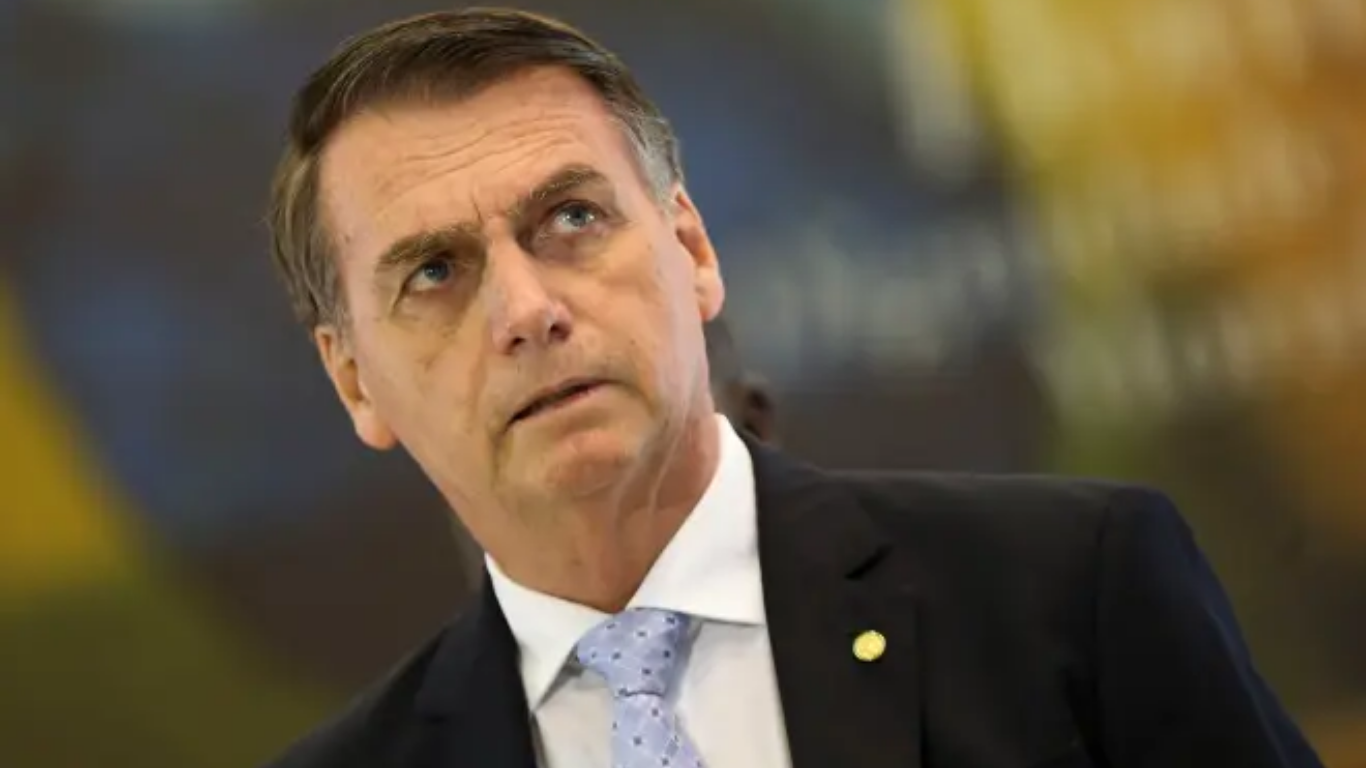 Defesa de Bolsonaro pede ao STF autorização para que familiares permaneçam com ex-presidente durante ausência de Michelle