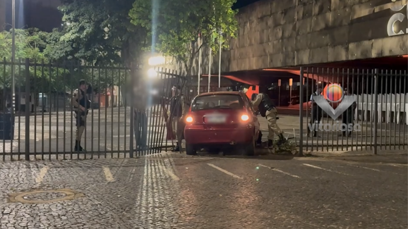 Motorista embriagado perde o controle de carro e colide contra grade do Centro Municipal de Cultura em Uberlândia