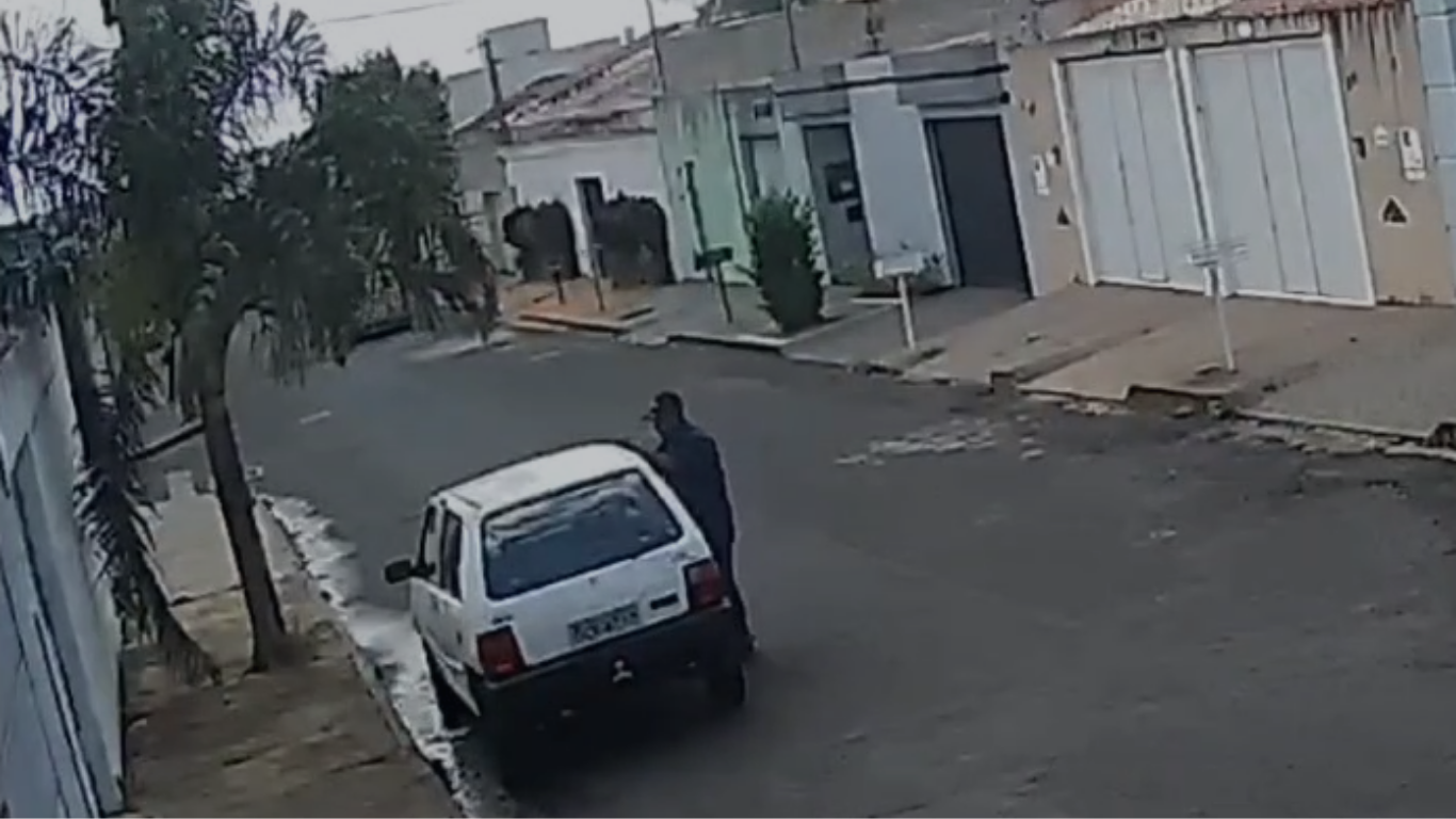 Homem é preso pela PM após furtar objetos de dois veículos no bairro Santa Rosa