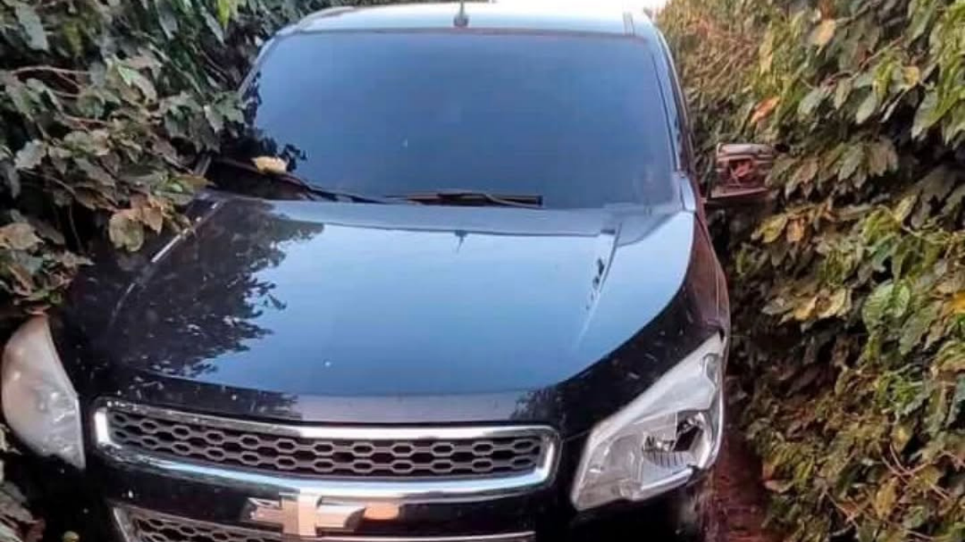 Caminhonete é encontrada escondida em cafezal após acidente na zona rural de Lagoa Formosa