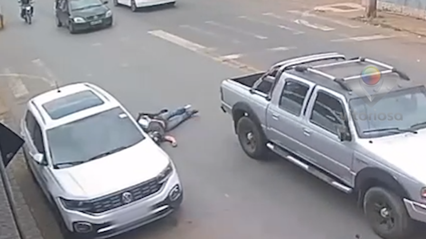Casal fica ferido após colisão de motocicleta contra carro parado no bairro Alvorada