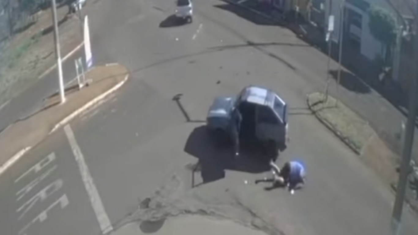 Motorista com mais de 60 anos é arremessado para fora de carro em acidente no Bairro Juca Chique, em Iturama