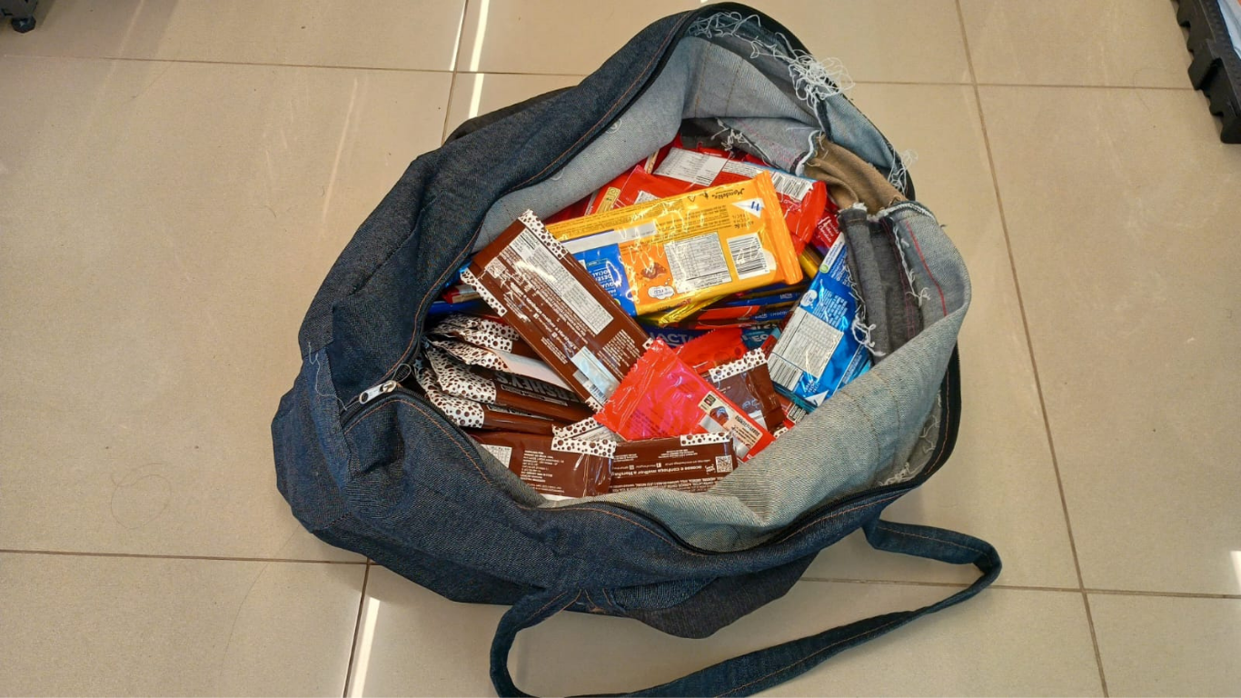 Homem é preso após tentar furtar 124 barras de chocolate e dar "mata-leão" em funcionário em Uberlândia