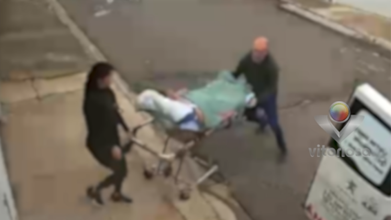 Vídeo flagra profissionais de saúde deixando paciente cair de maca no Sul de Minas