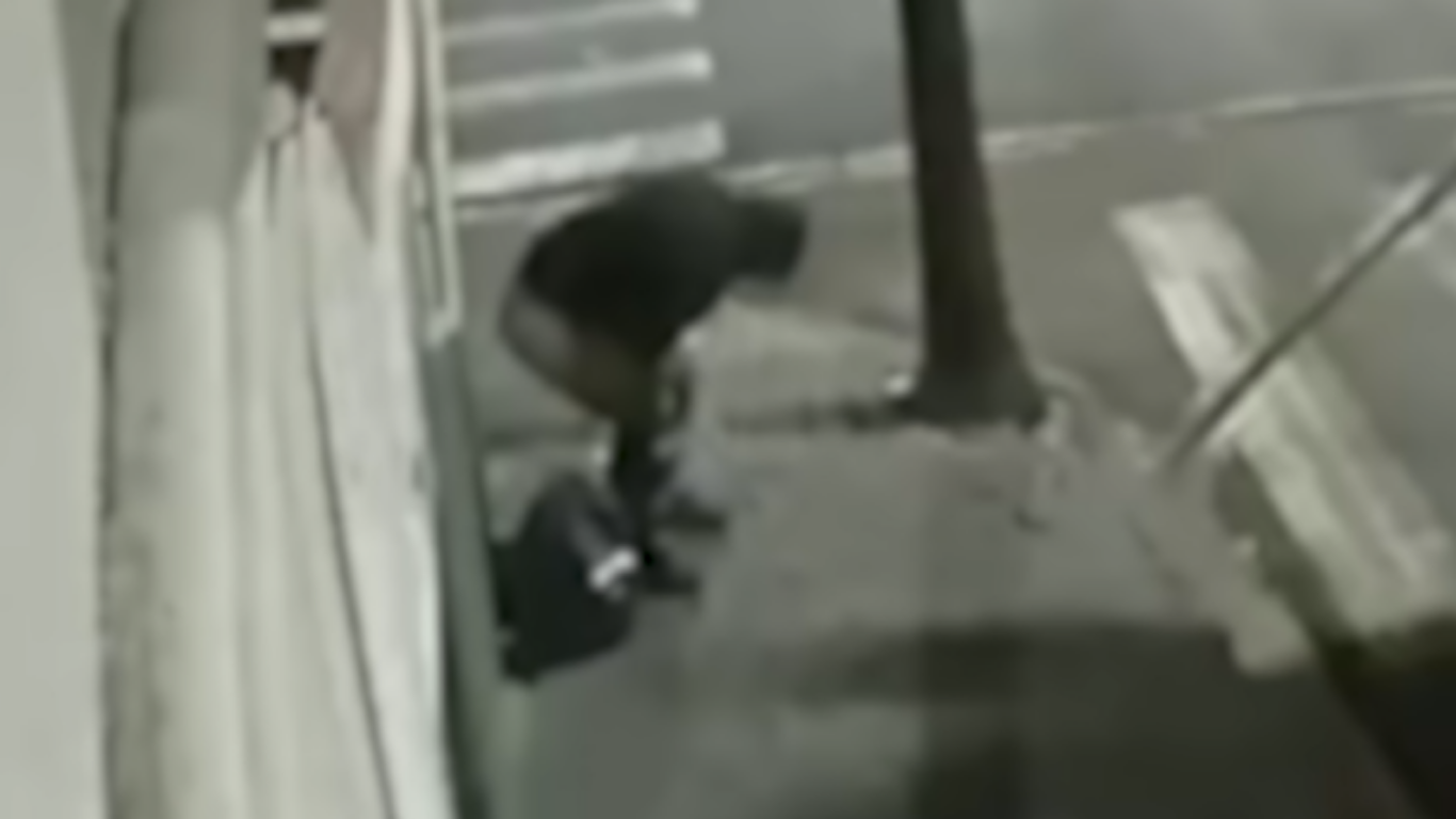 Polícia busca homem suspeito de urinar e defecar em portas de comércios no bairro Saraiva