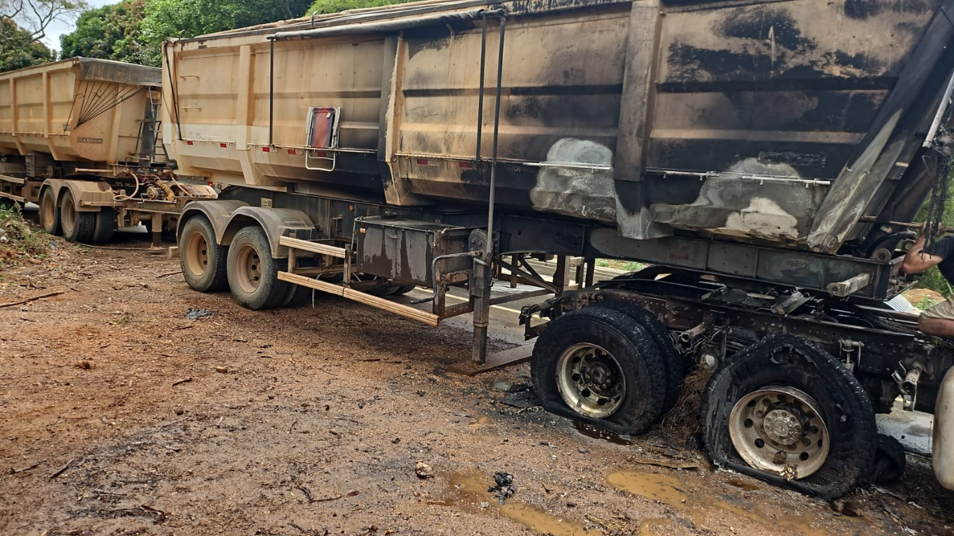 Carreta carregada com quase 47 toneladas de sorgo pega fogo na MG-230