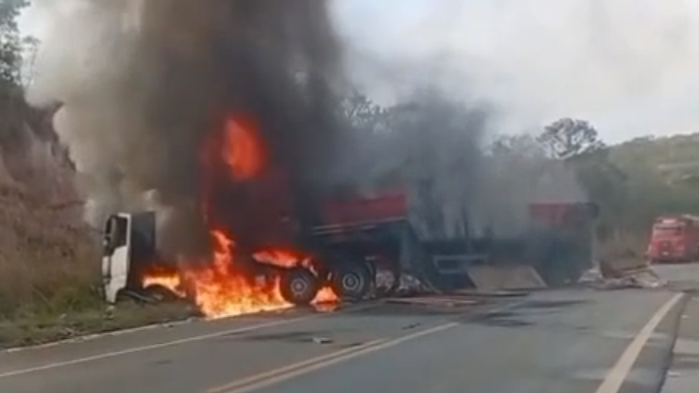 Caminhão com cerâmica capota e pega fogo na BR-365, em João Pinheiro