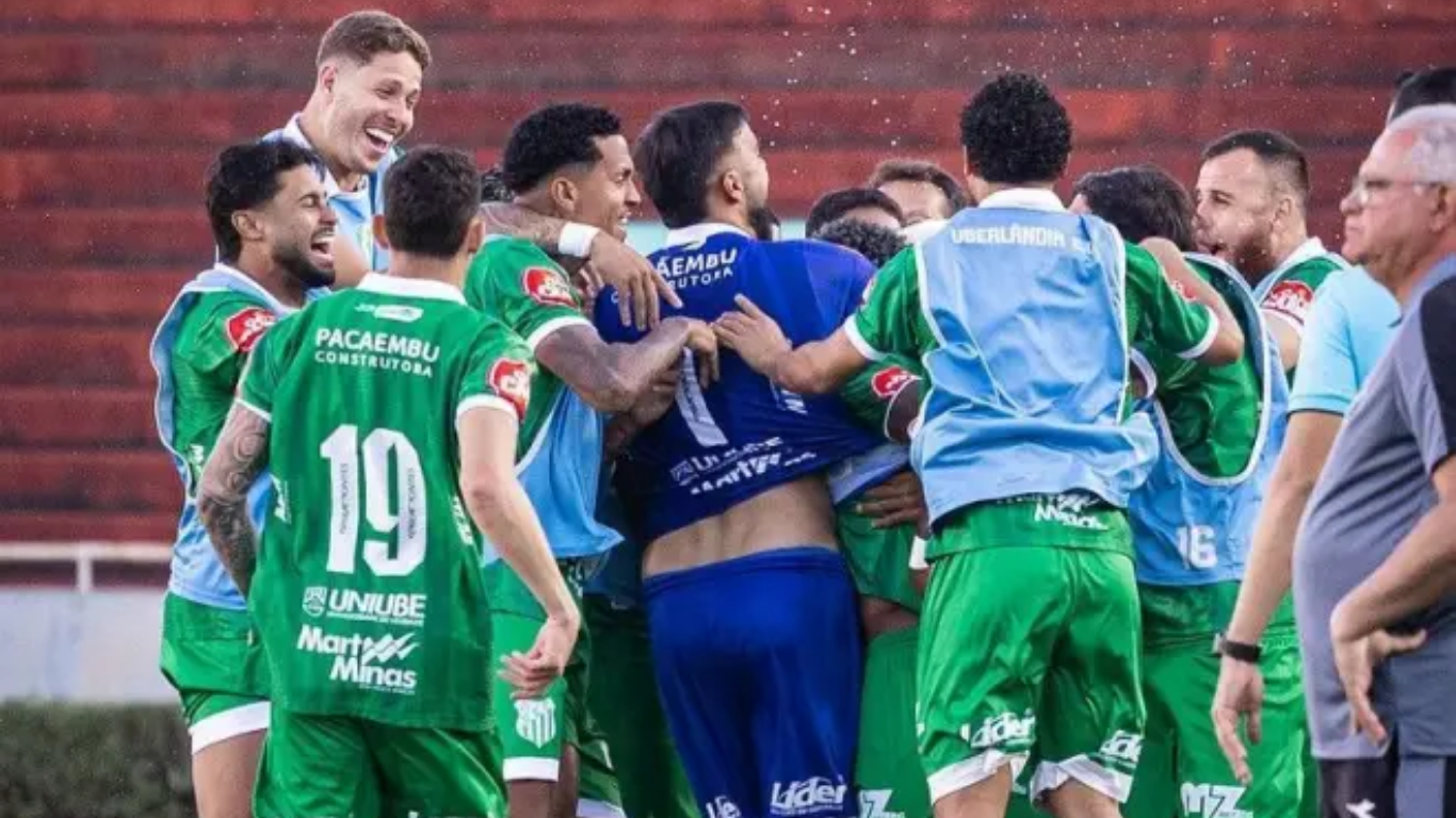 Jogadores do Uberlândia comemoram gol marcado na Série D
