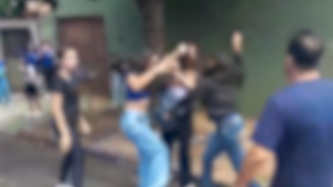 Briga entre alunos próximo a escola municipal gera alerta sobre violência e incentivo de colegas