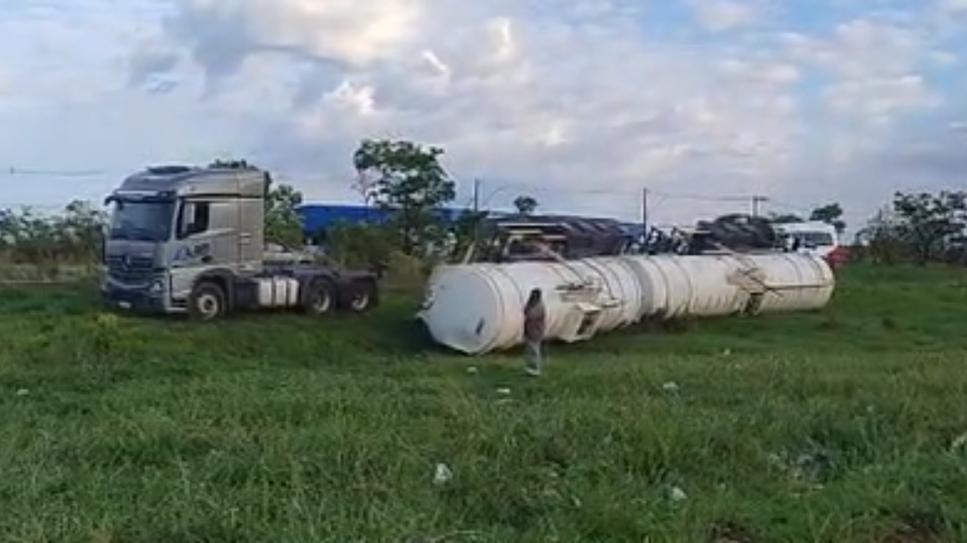 Carreta tomba na madrugada na MGC-497 em Uberlândia; motorista sai ileso