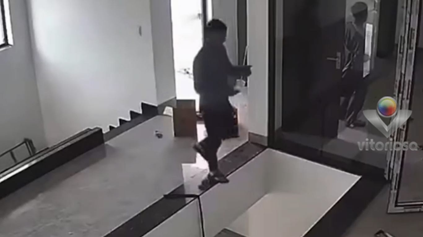 Homem sofre queda de mais de 3 metros após falso passo em casa em construção