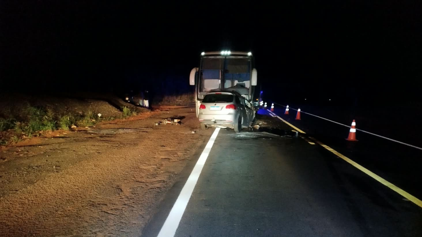 Colisão frontal entre carro e ônibus de estudantes deixa um morto na BR-364, em Planura