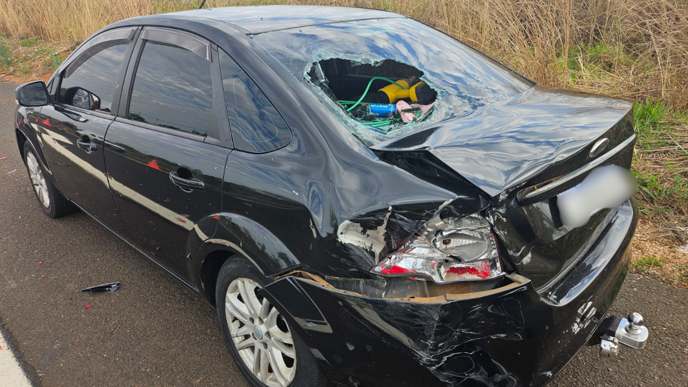 Motociclista fica gravemente ferido após colidir na traseira de carro no acostamento em Uberlândia