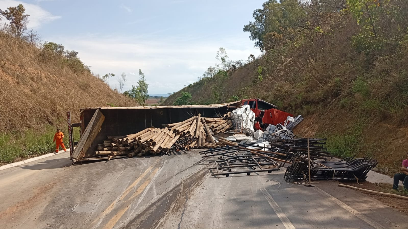 Tombamento de carreta interdita parcialmente a BR-365 próximo a Patrocínio