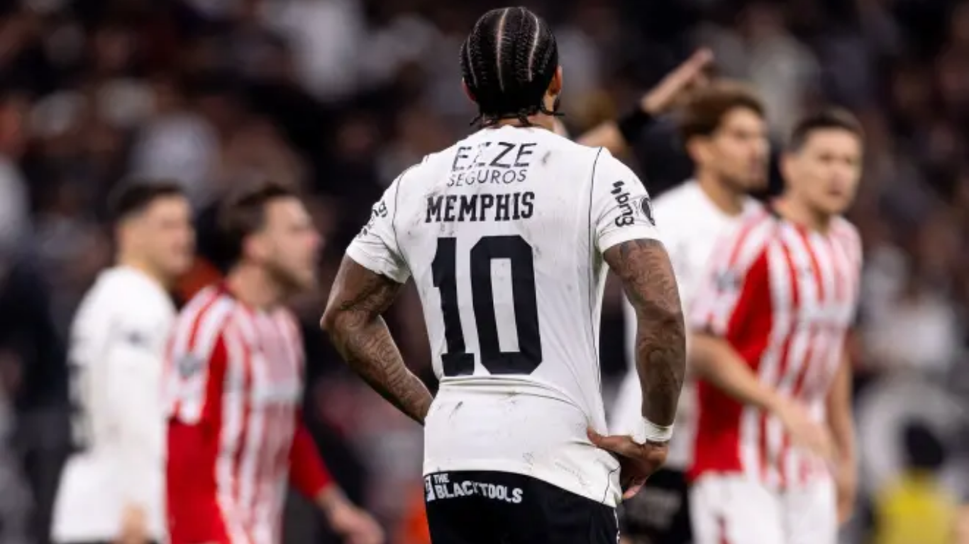Memphis Depay em ação contra o Estudiantes, pela Copa Libertadores