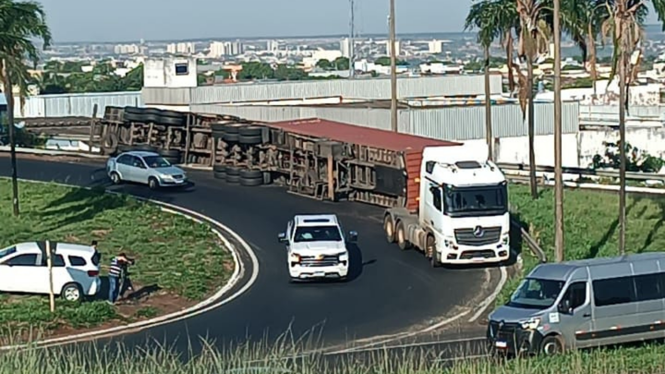 Carreta tomba no Viaduto Régis Bittencourt e interdita parcialmente acesso em Uberlândia