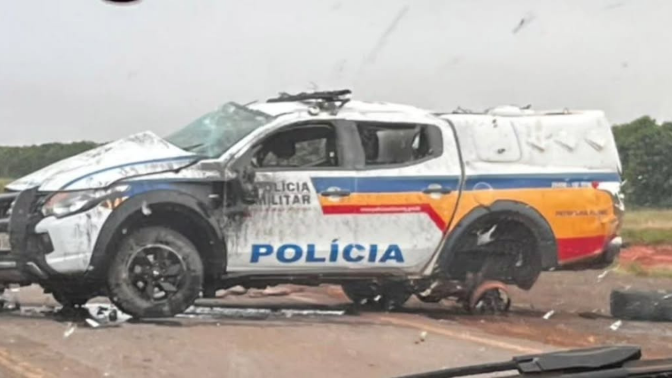 Policial militar fica ferido após viatura capotar na rodovia em Tiros