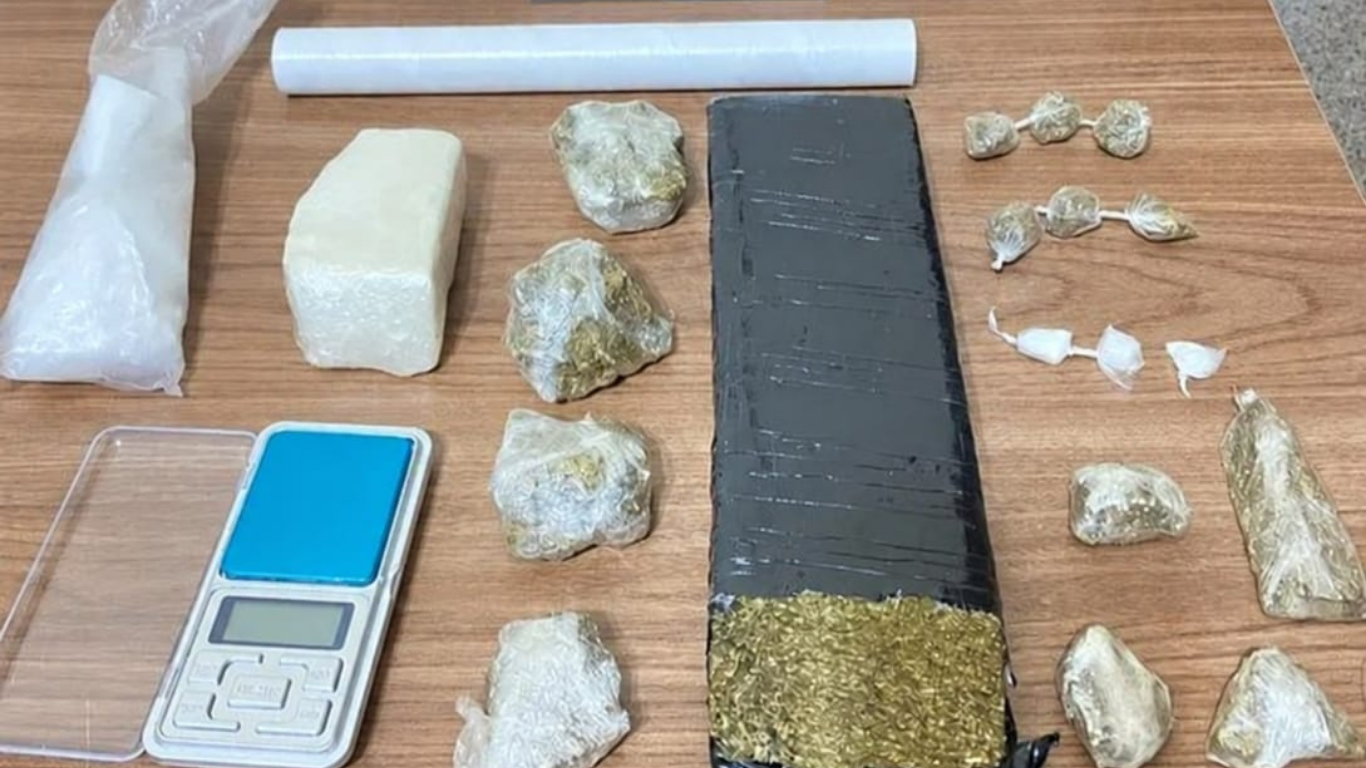Polícia Civil apreende drogas, balança de precisão e materiais para embalagem durante operação no bairro São Pedro, em Araxá