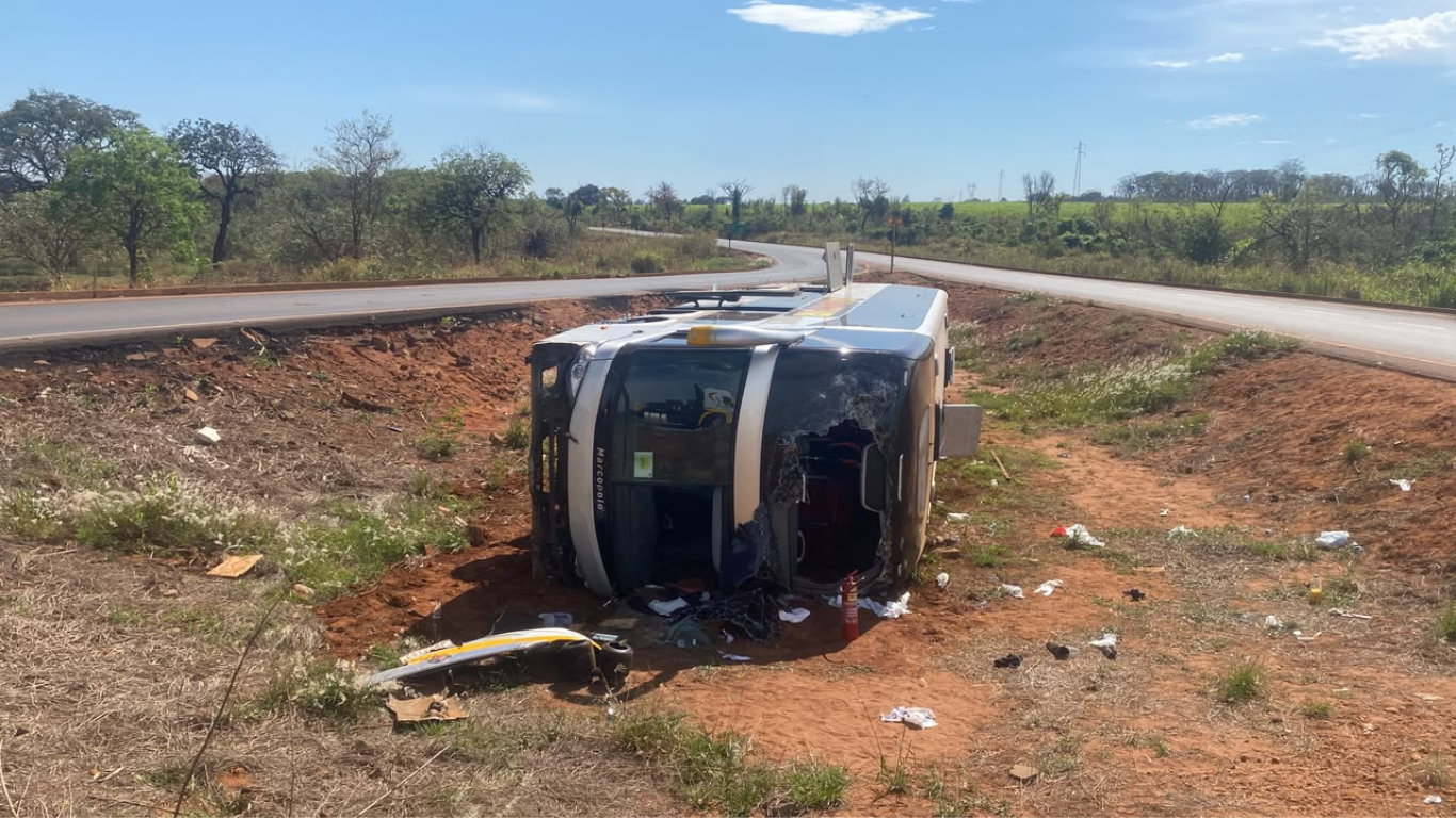 Ônibus com 51 passageiros capota na LMG-799 na zona rural de Uberaba