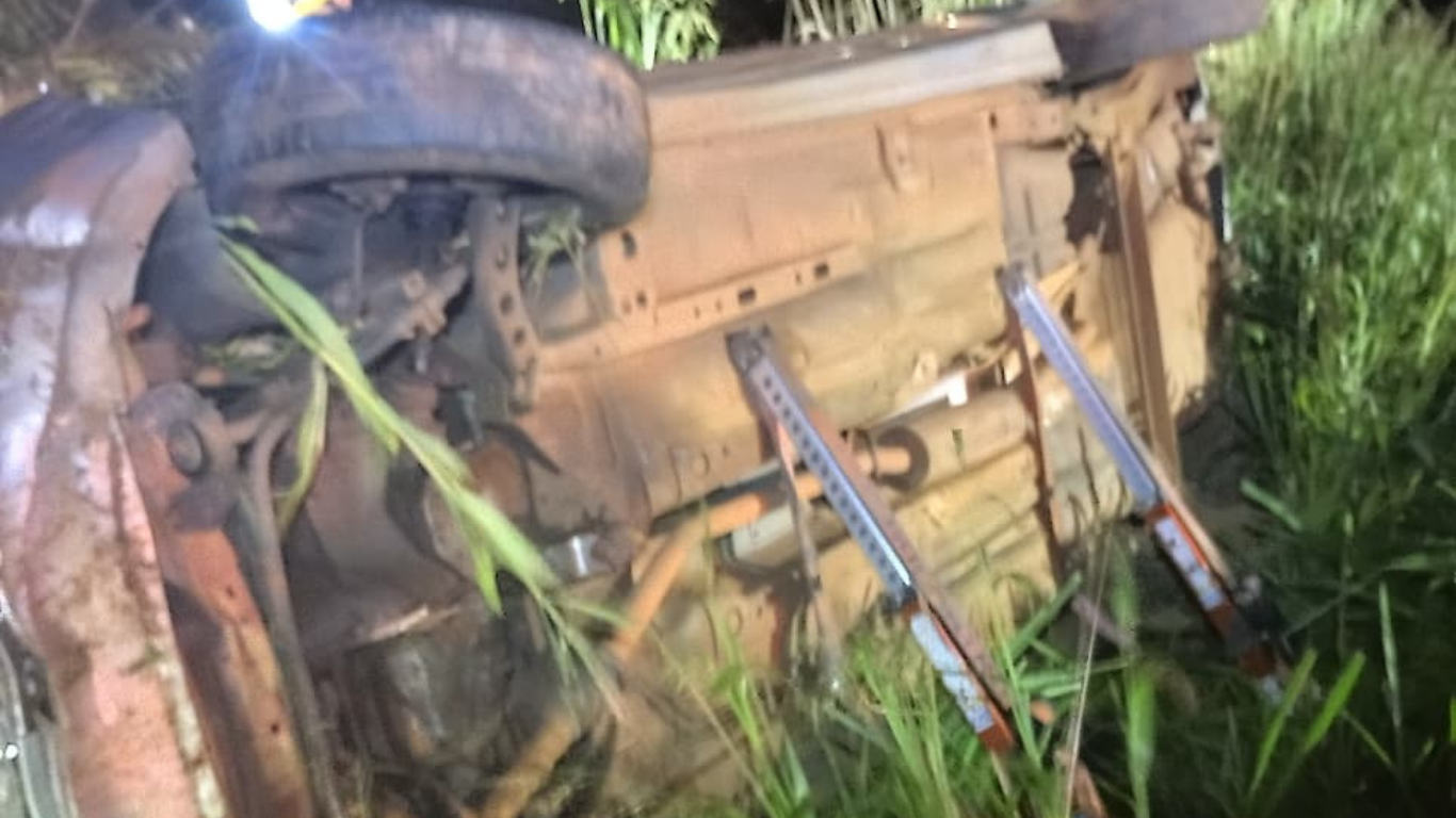Mulher fica presa às ferragens após capotar carro na BR-497 e é socorrida pelo Corpo de Bombeiros e SAMU