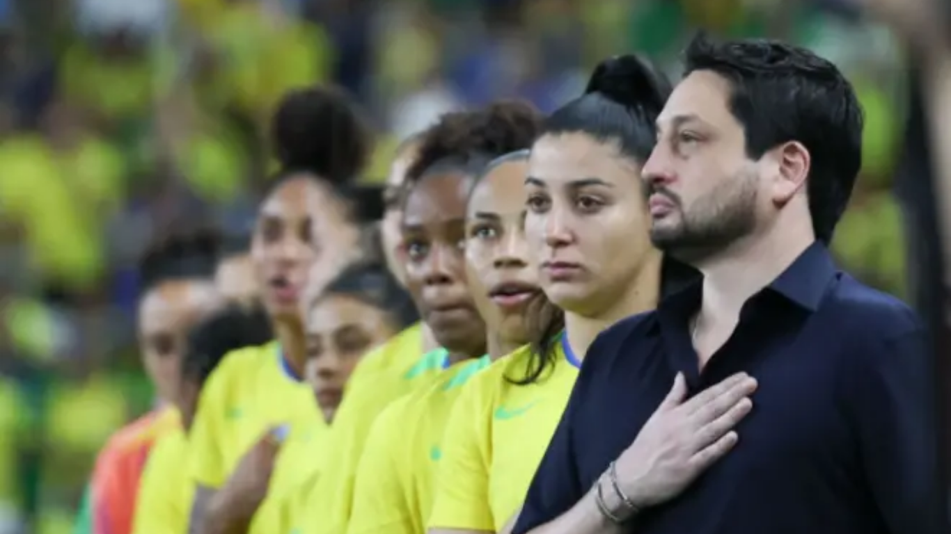 Técnico Arthur Elias e elenco no amistoso contra os Estados Unidos, na Arena Castelão, em Fortaleza