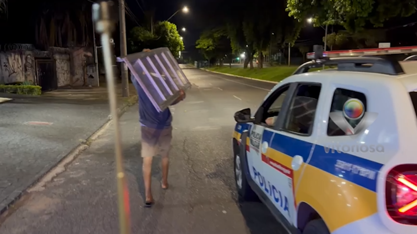 Polícia Militar prende dupla que furtou e carregou portão pelas ruas do bairro Saraiva, em Uberlândia