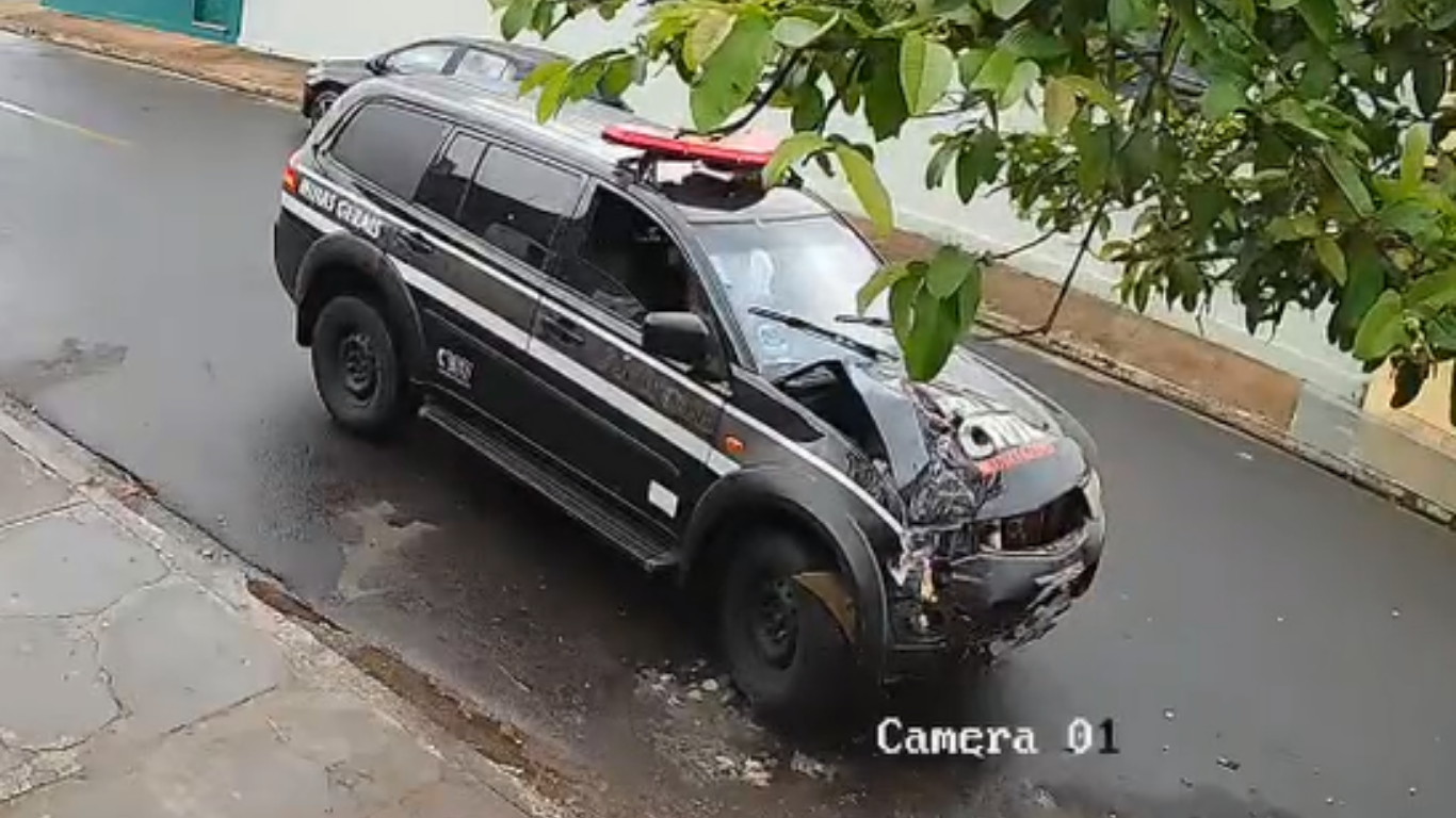 Viatura da Polícia Civil perde controle após mal súbito de motorista, atinge quatro motos e bate em árvore em Uberaba