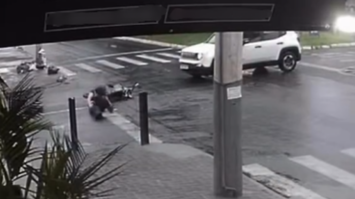 Mulher fica ferida após colisão entre carro e moto no bairro Planalto, em Uberlândia