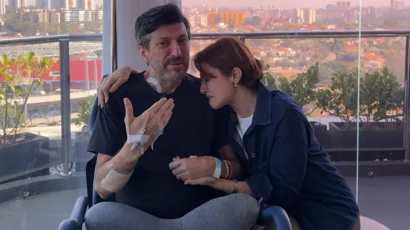 Lito Sousa chora ao lado da esposa