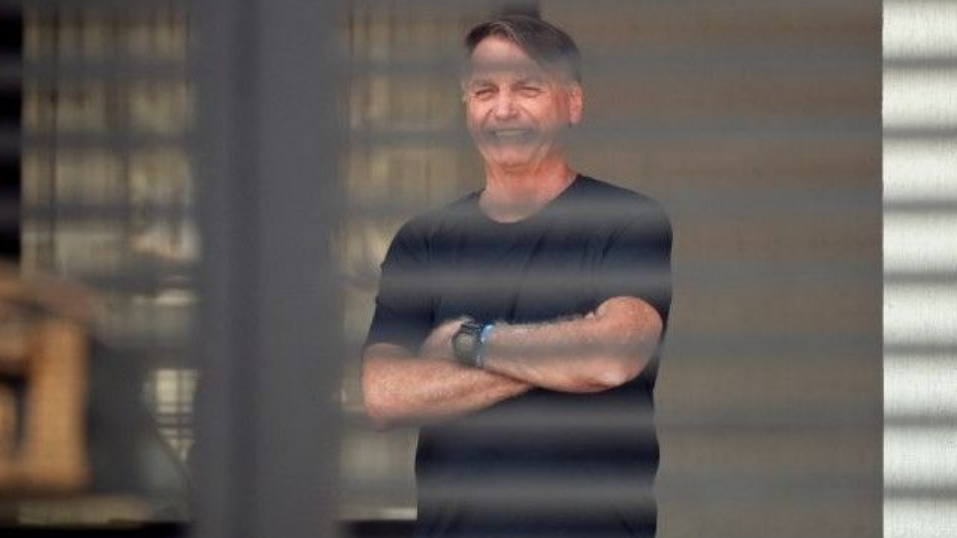 O ex-presidente Jair Bolsonaro está em prisão domiciliar