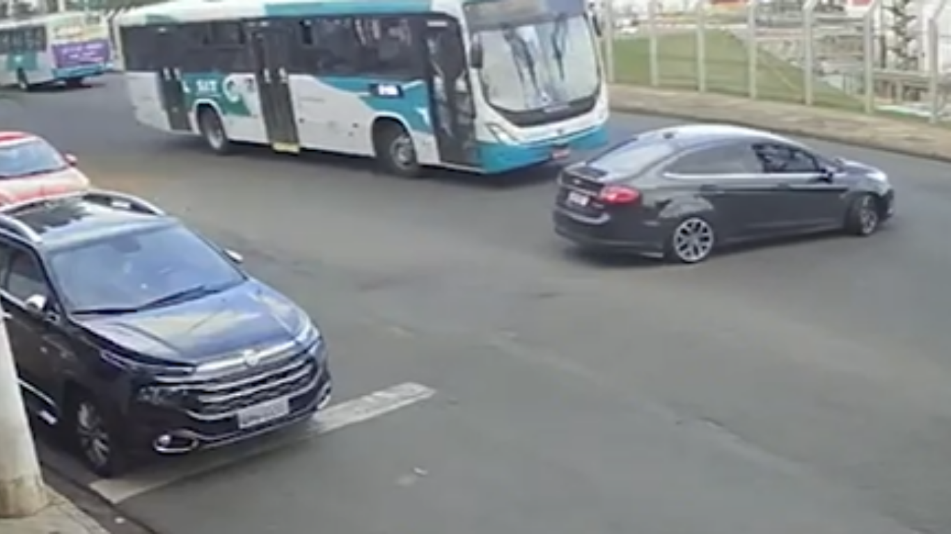 Colisão entre carro e ônibus deixa duas pessoas feridas no bairro Jardim Brasília, em Uberlândia