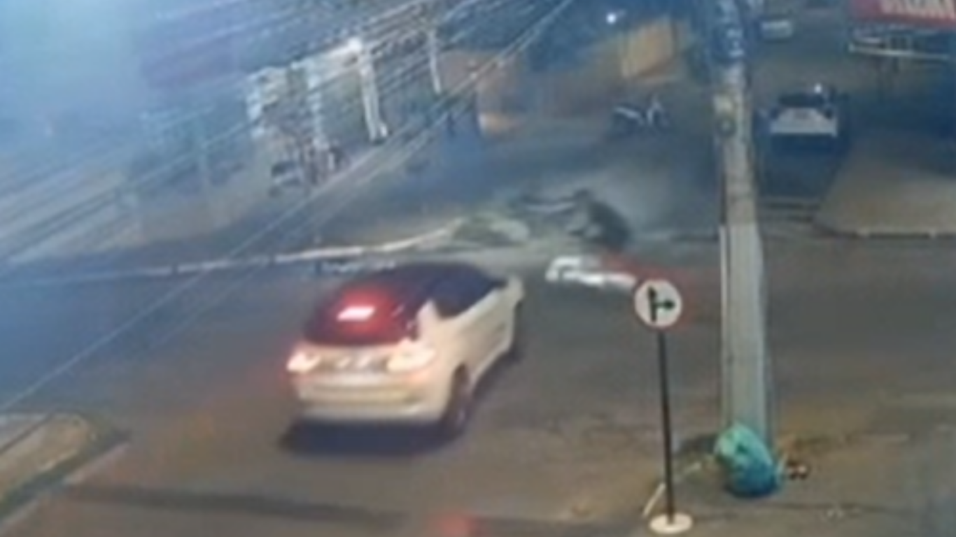 Câmera de segurança flagra ciclista sendo atingido por carro e arremessado no Centro de Patos de Minas