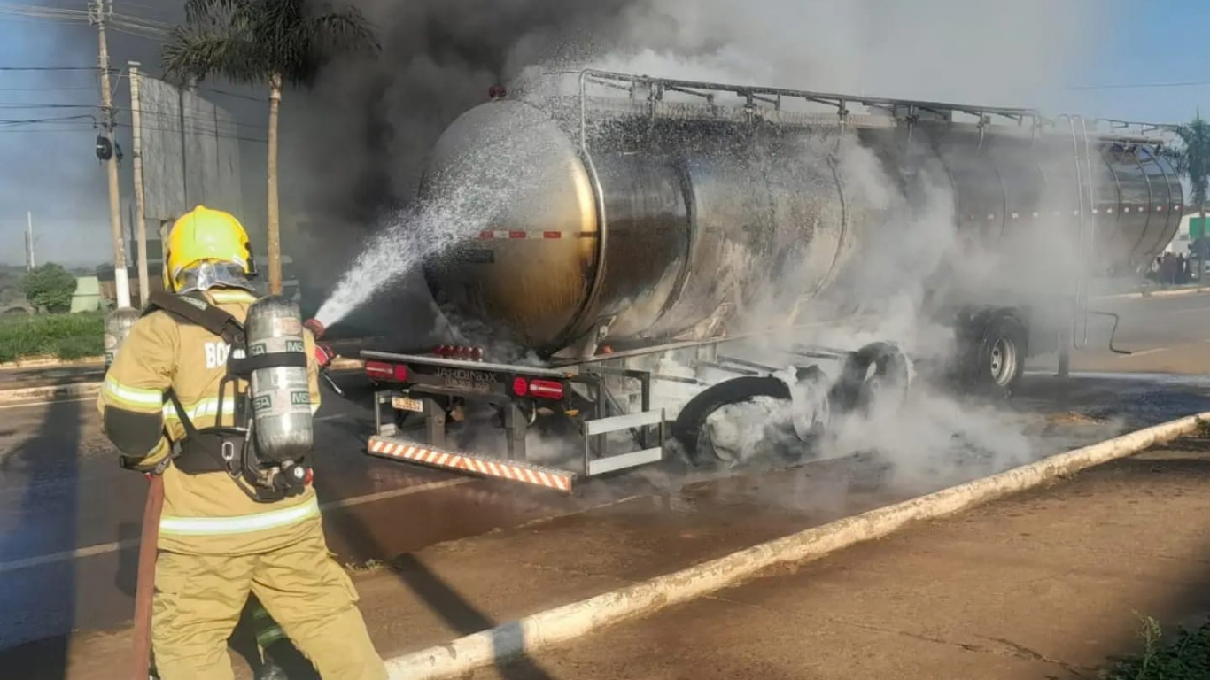 Carreta carregada com 37 mil litros de leite pega fogo em Araxá