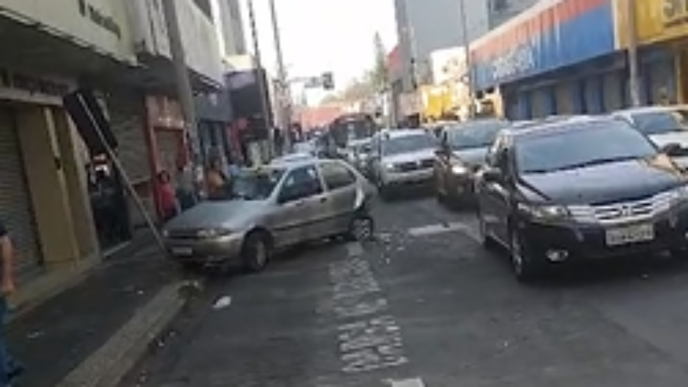 Motorista passa mal ao volante, bate em carro parado e invade estabelecimento no Centro de Uberlândia