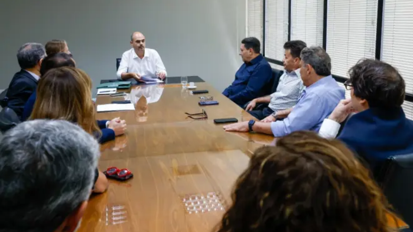 Representantes de clubes e governo se reuniram nesta terça-feira (29)