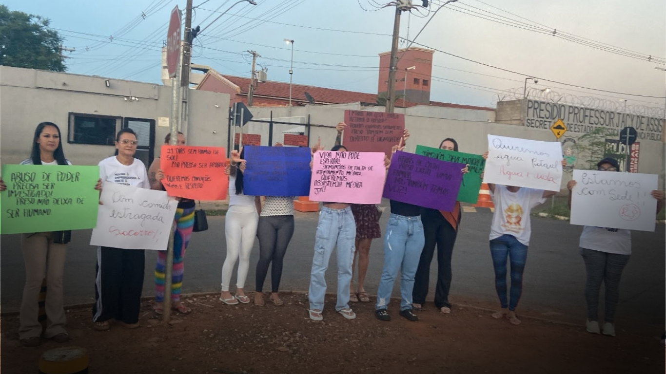 Familiares de reclusos protestam em frente ao Presídio Jacy de Assis, em Uberlândia