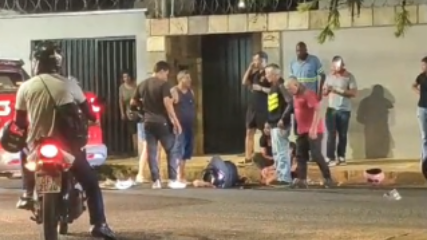 Duas pessoas ficam feridas em acidente entre carro e moto no bairro São Jorge, em Uberlândia