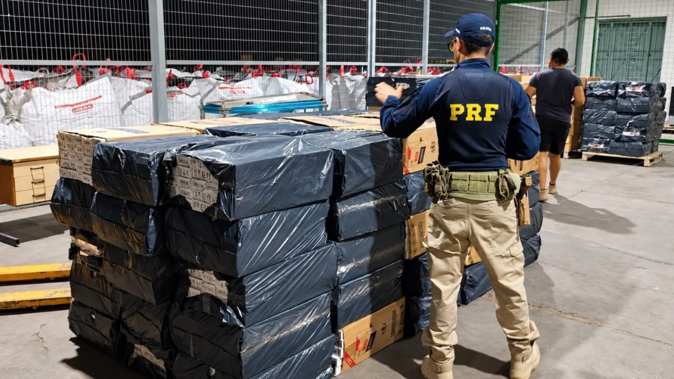 PRF apreende 105 mil maços de cigarros paraguaios e prende motorista na BR-262 em Minas Gerais