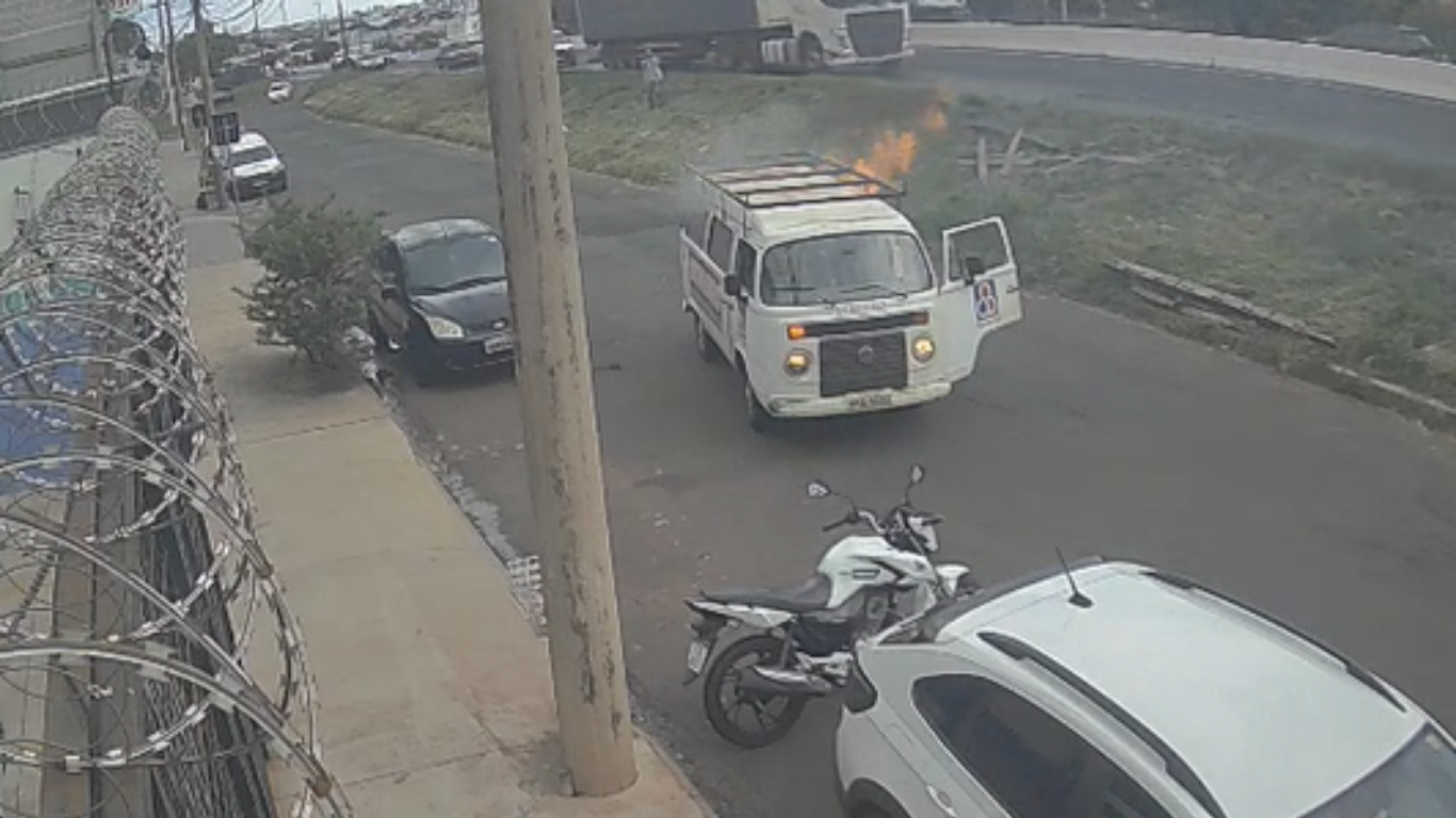 Kombi pega fogo no bairro Umuarama e funcionário age rápido com extintor para conter chamas em Uberlândia
