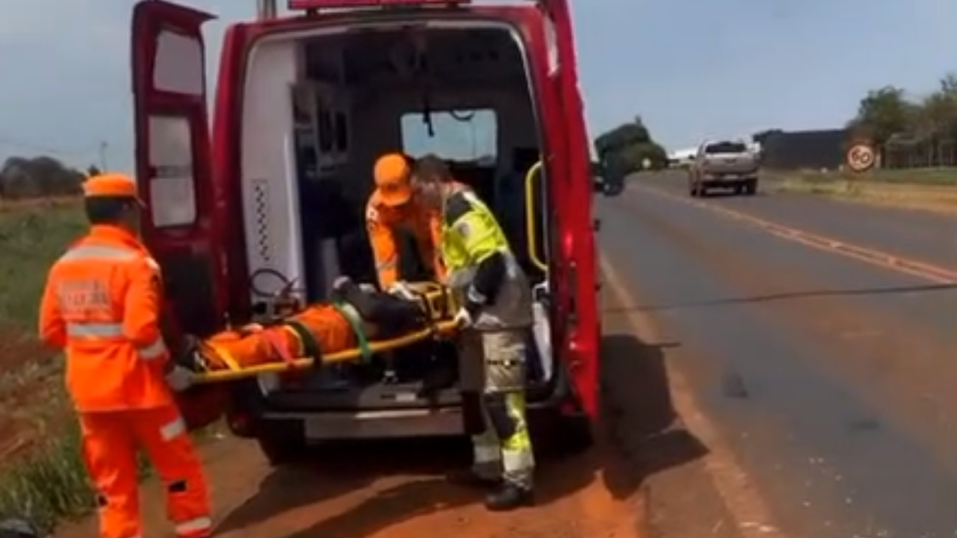 Jovem motociclista fica ferido após ser atingido por veículo em acesso à Rodovia MGC-255 em Iturama