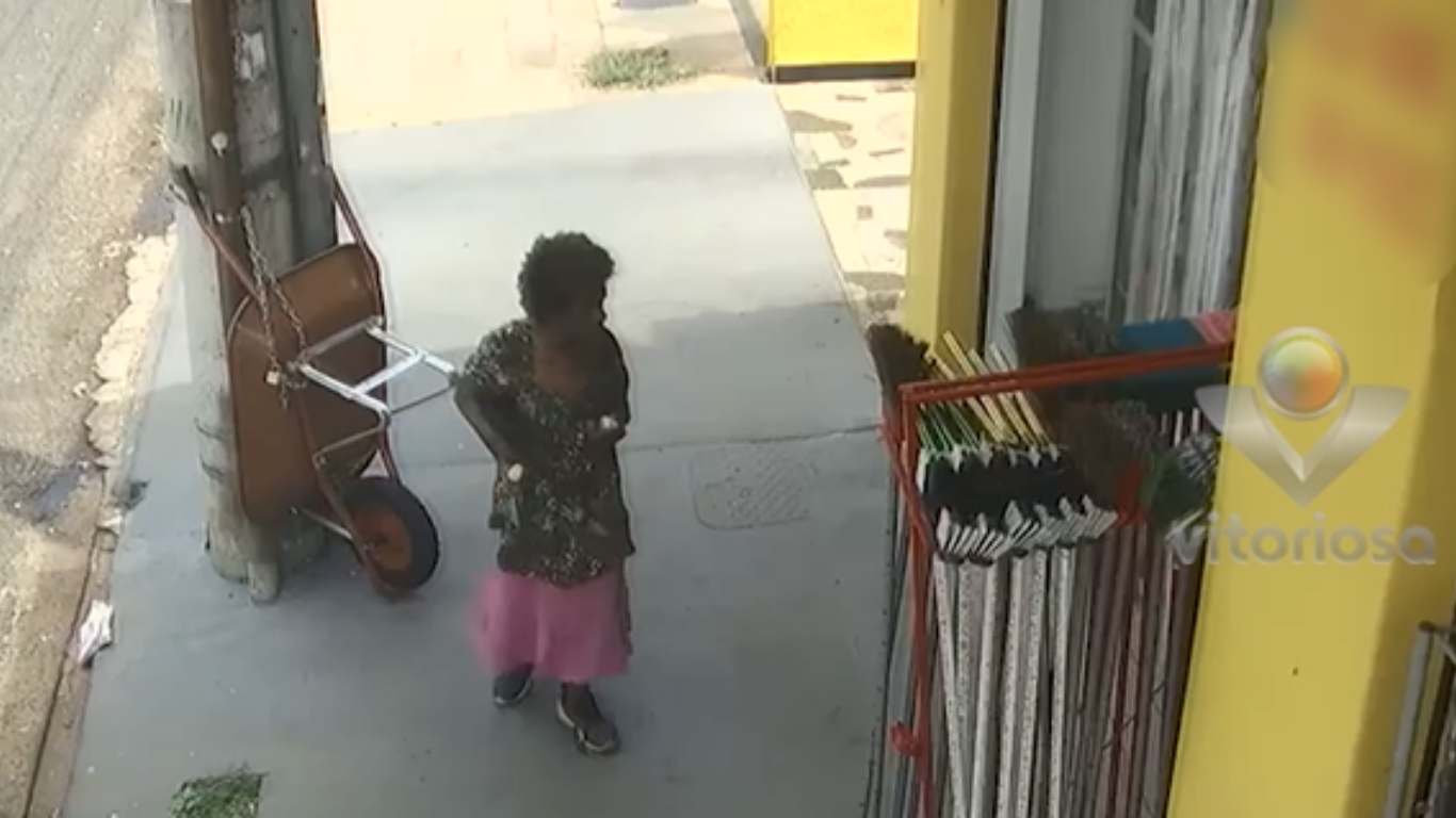 Mulher usa saia para furtar produto líquido em loja de ferragens no bairro Marta Helena, em Uberlândia