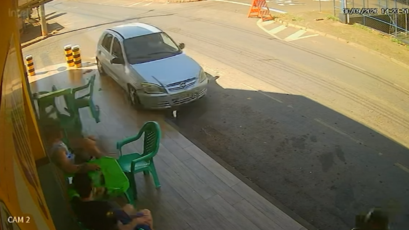 Motorista sem CNH confunde pedais, invade pamonharia e deixa cliente ferido em Patos de Minas