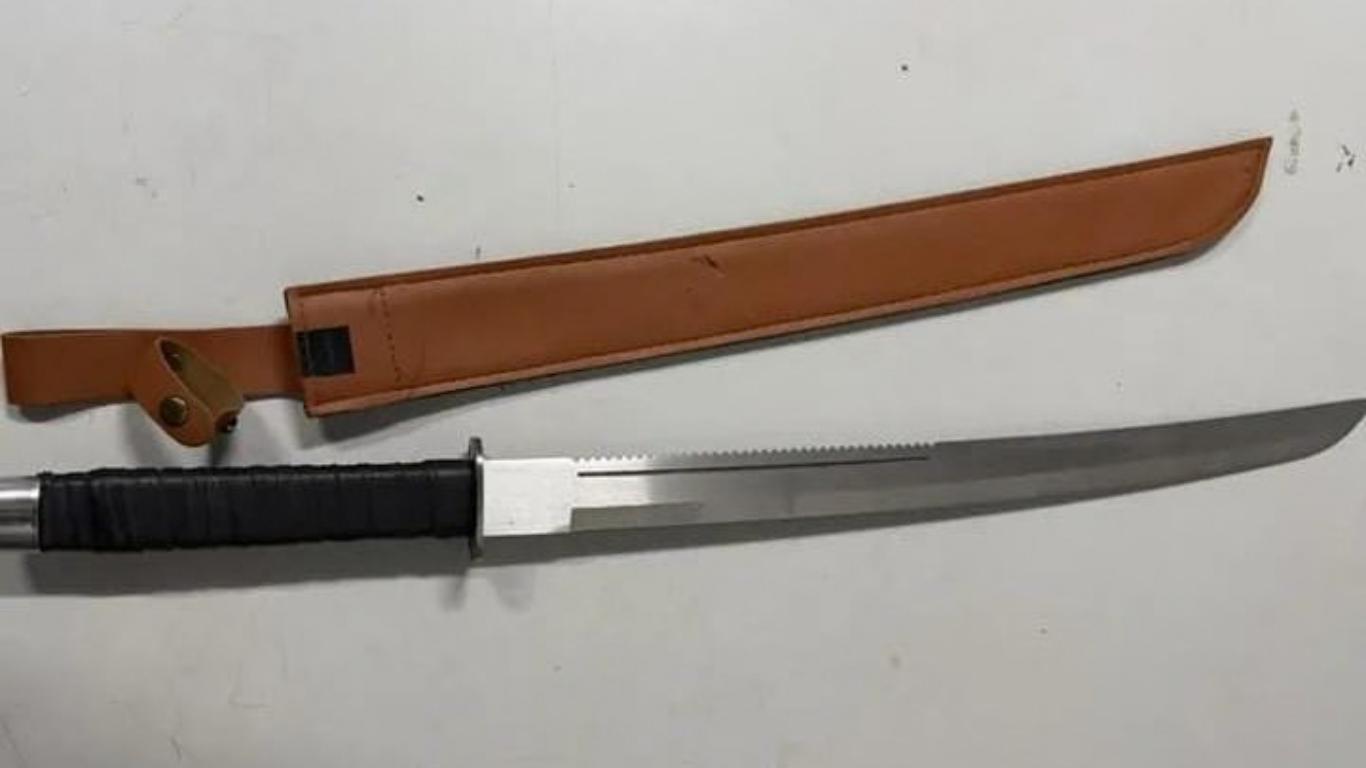 Homem é preso com espada e faca após causar pânico em hotel de Patos de Minas