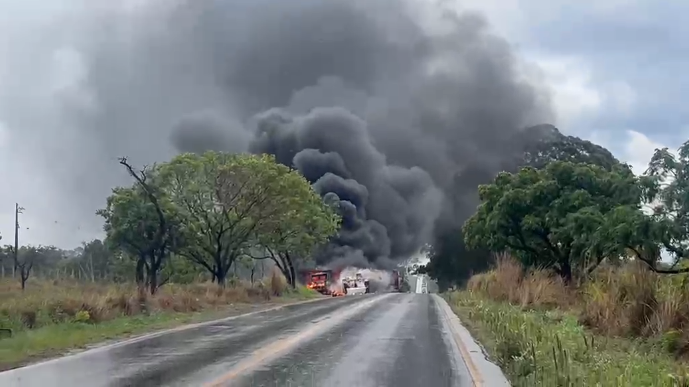 Colisão entre duas carretas deixa veículos incendiados na MGC-497, sentido Prata
